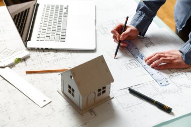 Tasarımcısı, yeni daireler bir plan üzerinde çalışır