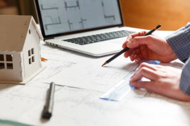 Tasarımcısı, yeni daireler bir plan üzerinde çalışır