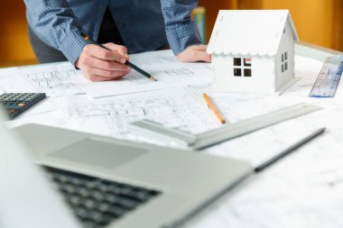 Tasarımcısı, yeni daireler bir plan üzerinde çalışır