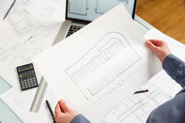 Tasarımcısı yeni park yerinde bir plan üzerinde çalışıyor