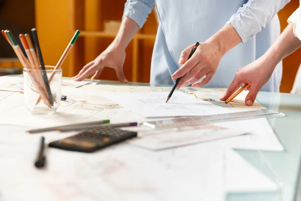 Bespreking van interieur hand tekeningen — Stockfoto