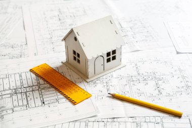 Bir evin üstüne planları ve mimar araçlar model