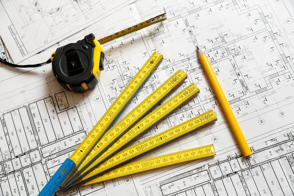 建築設計図と上のツール — ストック写真