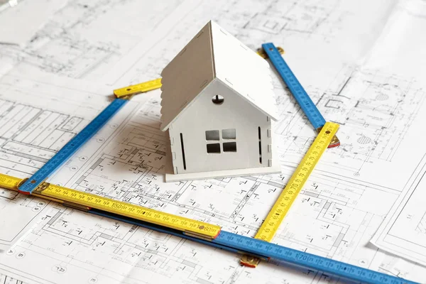 Modelu Dom na górze plany i architekt narzędzia — Zdjęcie stockowe