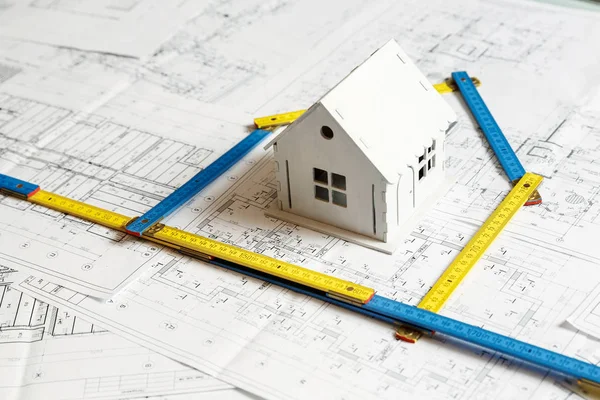 Modelu Dom na górze plany i architekt narzędzia — Zdjęcie stockowe