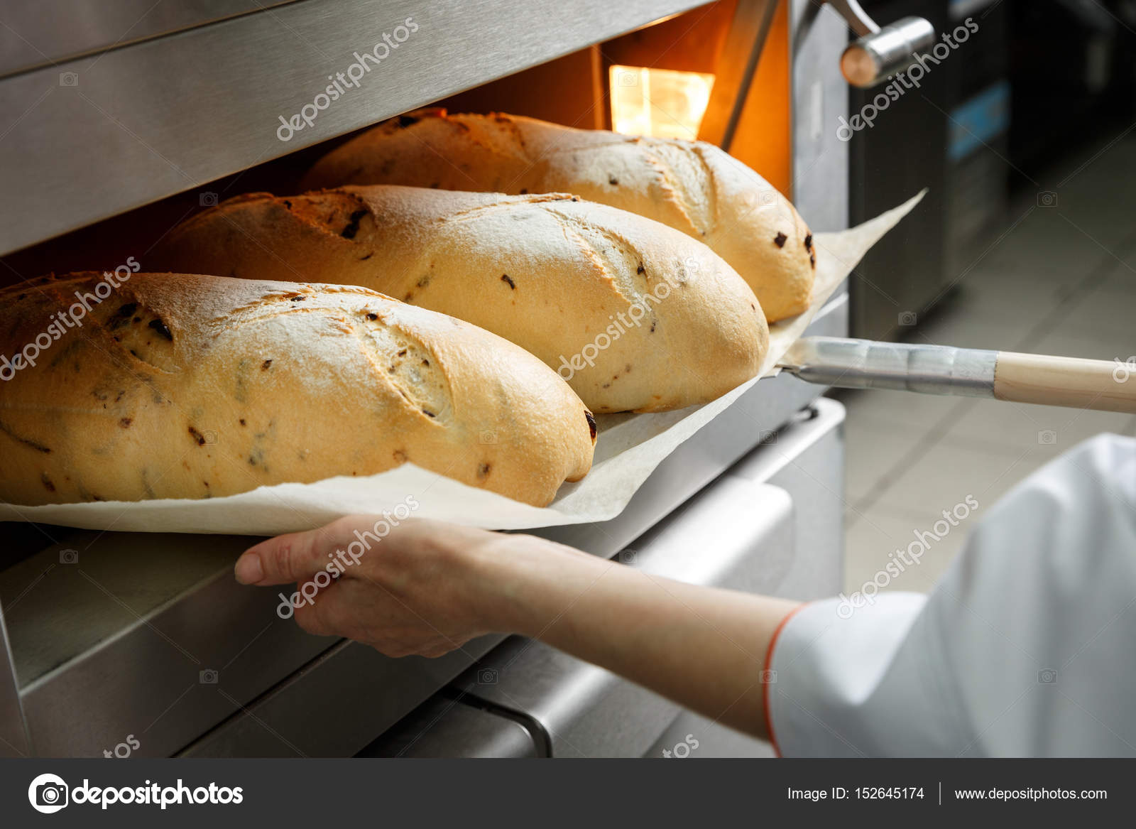 хлеб буханка. на хлебозаводе выпекают буханки номинальной массой 800. буханка белого хлеба. вероятность хлеб. хлеб в печи.