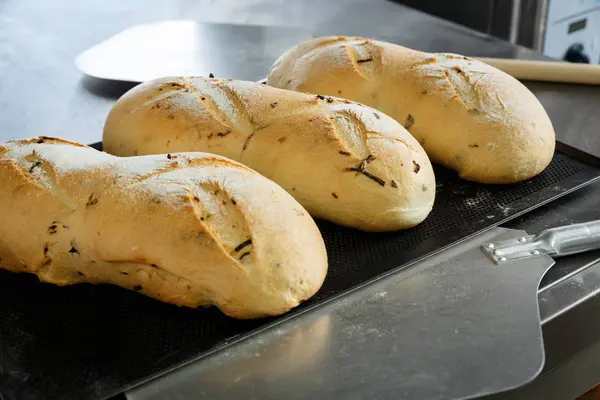 Três pão de cebola quente loafs — Fotografia de Stock