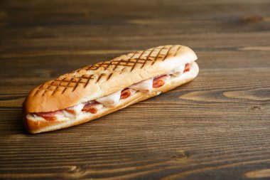 Jambon ile tost baget sandviç