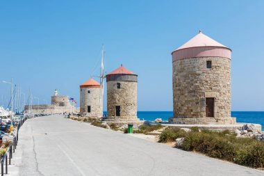 Mandreki bay, Rodos, Yunanistan'daki yel değirmenleri