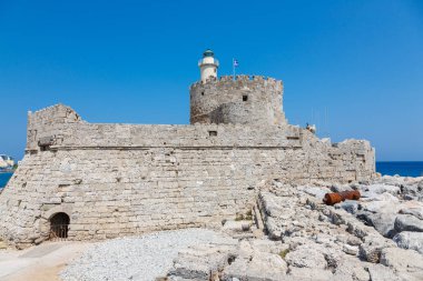 Fort St. Nicholas Mandaki bağlantı noktası, Rhodes yılında deniz feneri ile