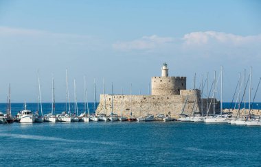 Fort St. Nicholas Mandaki bağlantı noktası, Rhodes yılında deniz feneri ile