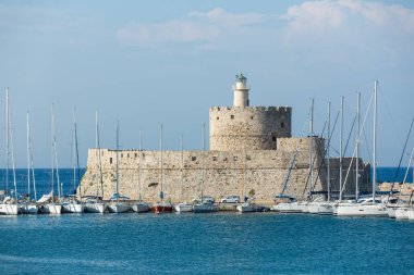 Fort St. Nicholas Mandaki bağlantı noktası, Rhodes yılında deniz feneri ile