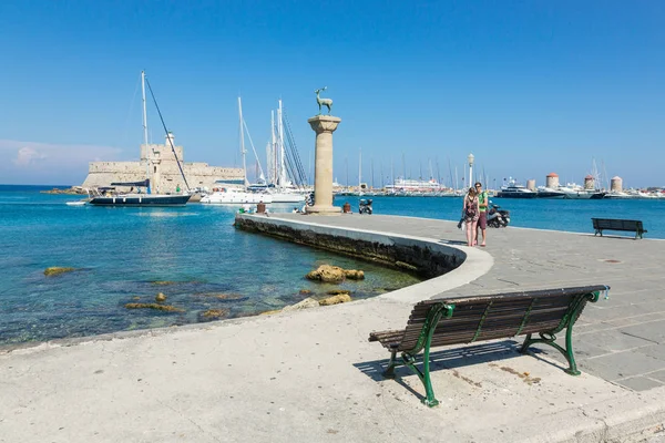 Fort St. Nicholas Mandraki, Rhode içinde kıyıdan gözlemleyerek