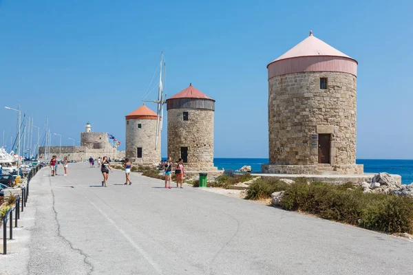 Mulini a vento nella baia di Mandreki, Rodi, Grecia — Foto Stock