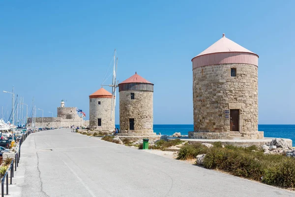 Molinos de viento en la bahía de Mandreki, Rodas, Grecia — Foto de Stock