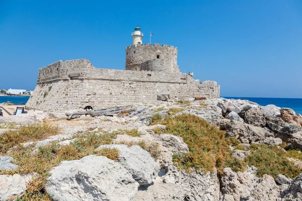 Fort van St. Nicolaas met de vuurtoren in Mandaki haven, Rhodes — Stockfoto