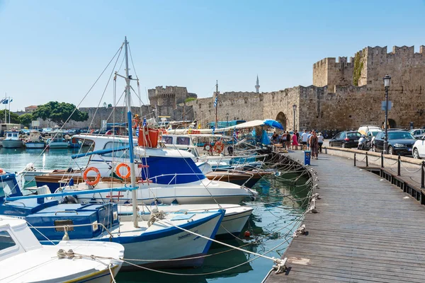 Turisté na dřevěnou lávku pod městem stěny v Rhodes, Gr — Stock fotografie