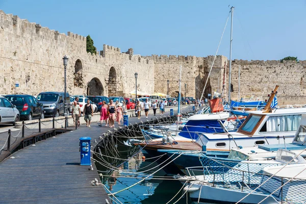 Turisté na dřevěnou lávku pod městem stěny v Rhodes, Gr — Stock fotografie