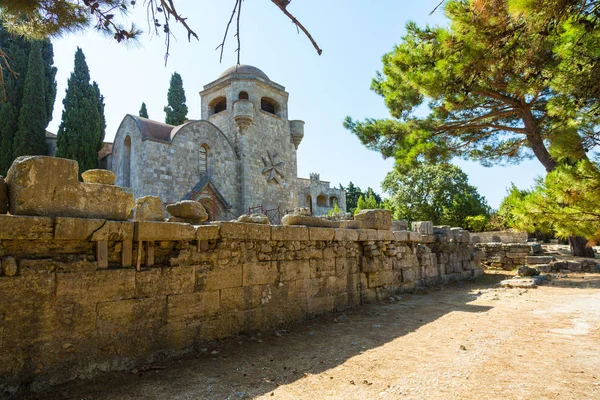 Los restos del templo de Athina Polias en Rodas, Grecia — Foto de Stock