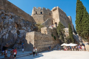 Antik şehir Lindos, Rodos, Yunanistan kalıntıları üzerinde ziyaretçi