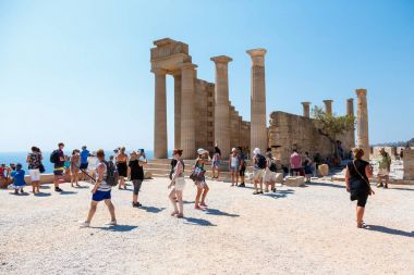 Antik şehir Lindos, Rodos, Yunanistan kalıntıları üzerinde ziyaretçi