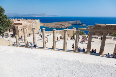 Antik şehir Lindos, Rodos, Yunanistan kalıntıları üzerinde ziyaretçi