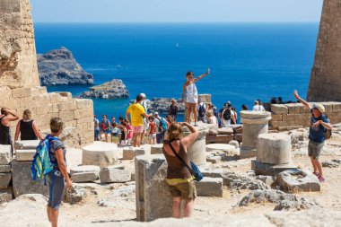 Antik şehir Lindos, Rodos, Yunanistan kalıntıları üzerinde ziyaretçi