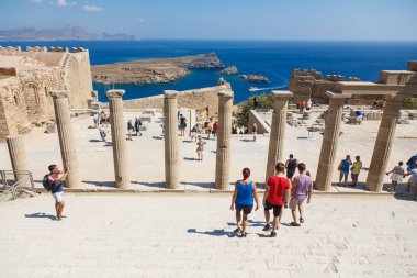 Antik şehir Lindos, Rodos, Yunanistan kalıntıları üzerinde ziyaretçi