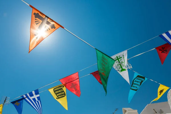 Kristna religios symboliska flaggor i Lindos, Grekland — Stockfoto