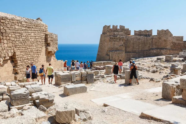 Besökare på ruinerna av antika staden Lindos, Rhodos, Grekland — Stockfoto