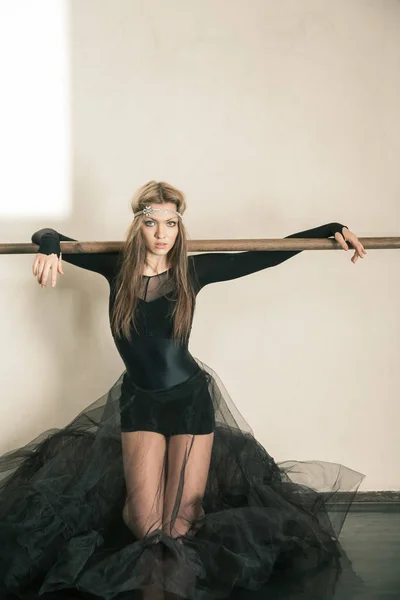 Bir balerin bale barre diz, duyguların — Stok fotoğraf