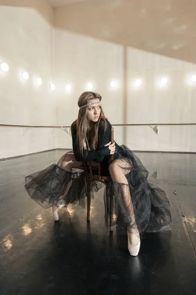 繰り返しの木製イスに現代的なバレエ ダンサー — ストック写真