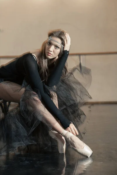 Dançarino de balé contemporâneo em uma cadeira de madeira em uma repetição — Fotografia de Stock