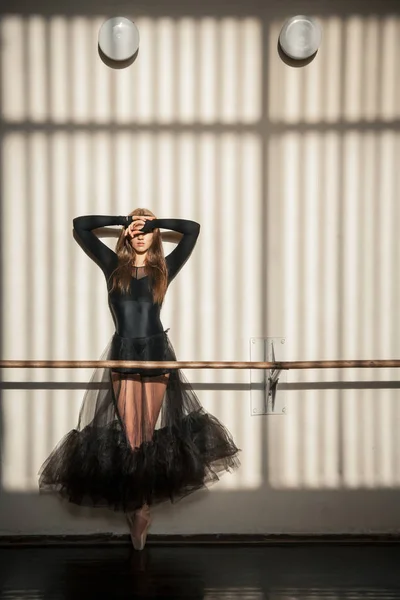 Linda dançarina de ballet feminina em pé na parede — Fotografia de Stock