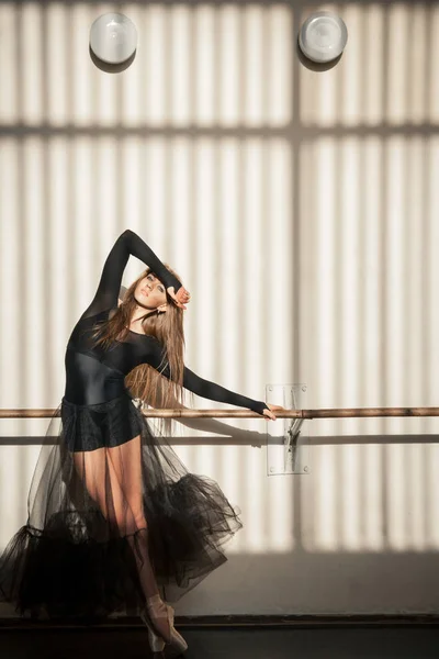 Πανέμορφο θηλυκό μπαλέτου χορευτής στέκεται στον τοίχο — Φωτογραφία Αρχείου