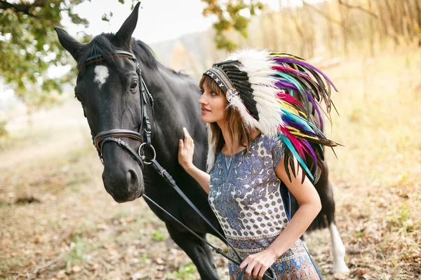 Портрет молодої жінки і чорного коня в лісі . — стокове фото