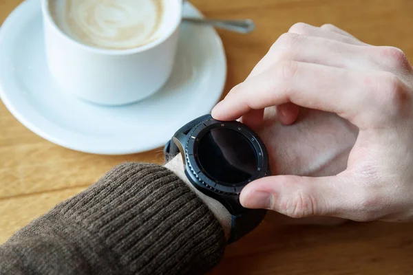 Setting up smart watch — Stock Photo, Image