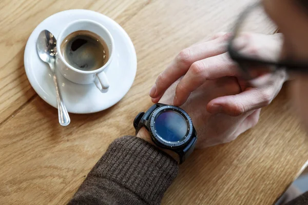 Setting up smart watch — Stock Photo, Image