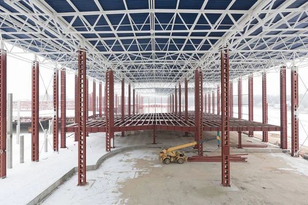 Crane lifting metal on a construction — Stock Photo, Image