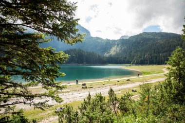 Karadağ'ın bir kara göl (Crno jezero) üzerinde yürüyen