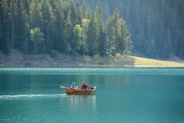 Karadağ'ın bir kara göl (Crno jezero) üzerinde yelken