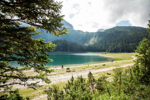 Karadağ'ın bir kara göl (Crno jezero) üzerinde yürüyen
