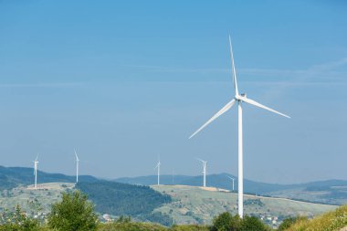 Alanlar arasında bir topuklar üzerinde duran Rüzgar türbinleri 