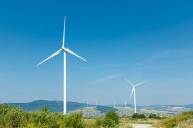 Alanlar arasında bir topuklar üzerinde duran Rüzgar türbinleri 