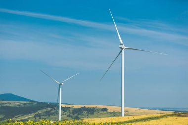 Alanlar arasında bir topuklar üzerinde duran Rüzgar türbinleri 