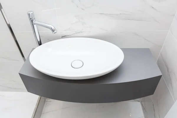 Lavabo moderno bagno grigio — Foto Stock