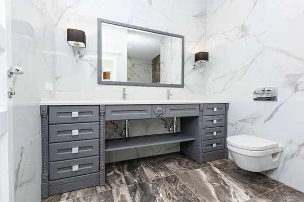 Moderne grijze badkamer — Stockfoto