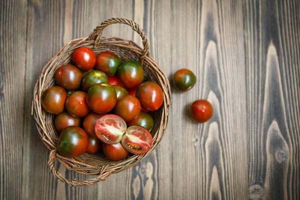 Rajčata kumato v misce pletené vrbové — Stock fotografie