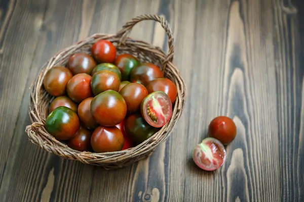 Pomodori di kumato in una ciotola di salice intrecciata — Foto Stock