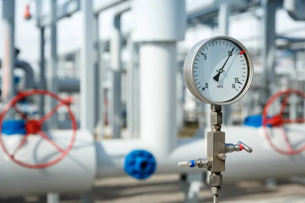 Gas manometer on a gas development plant — Stock Photo, Image